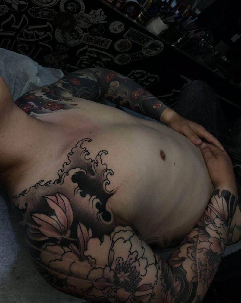 满背龙纹身图片_背部新传统纹身图案