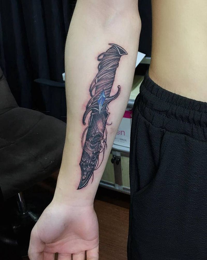 匕首纹身图片_手臂纹身图案