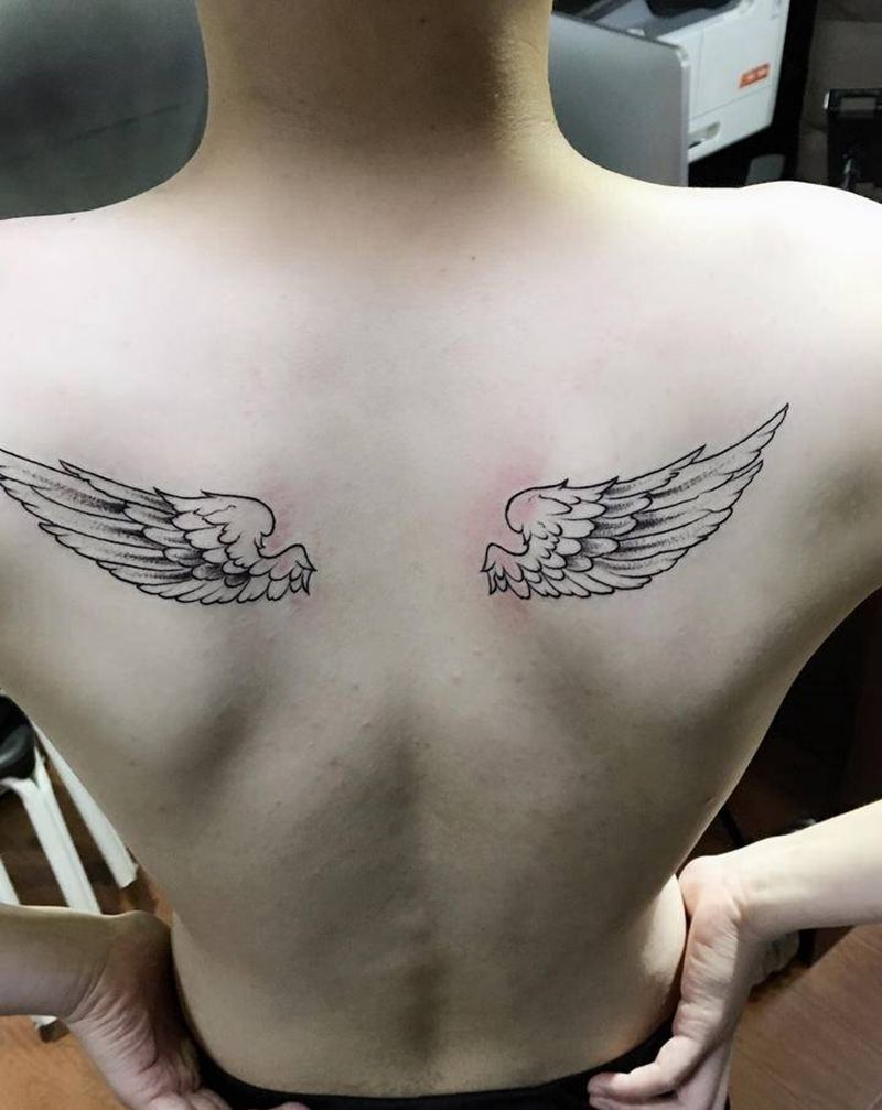 线条翅膀纹身图片_背部纹身图案
