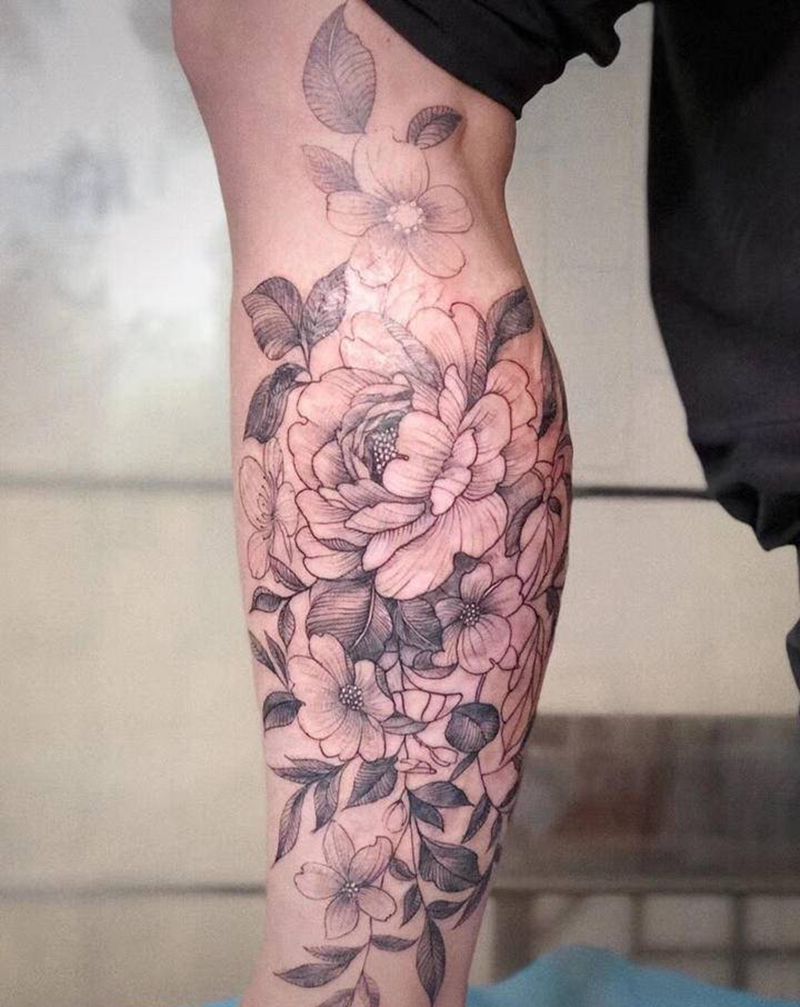 素花遮盖纹身图片_腿部黑灰纹身图案