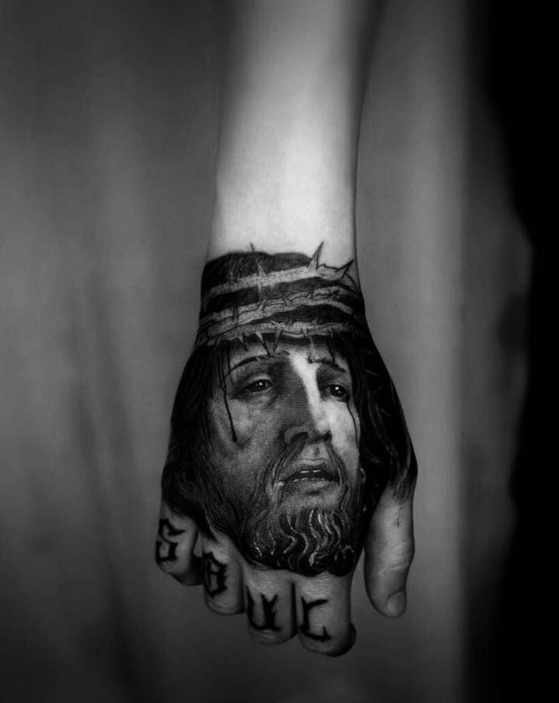 写实耶稣手背纹身图片_手部欧美写实纹身图案