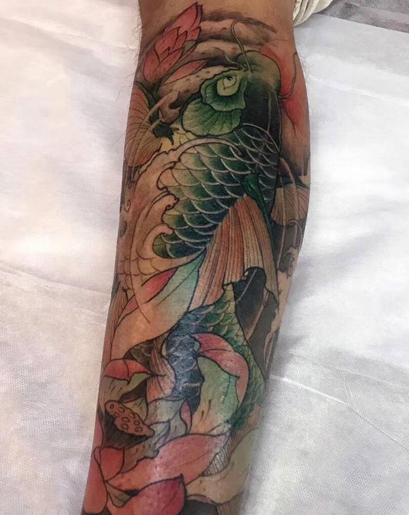 传统鲤鱼纹身图片_腿部新传统纹身图案