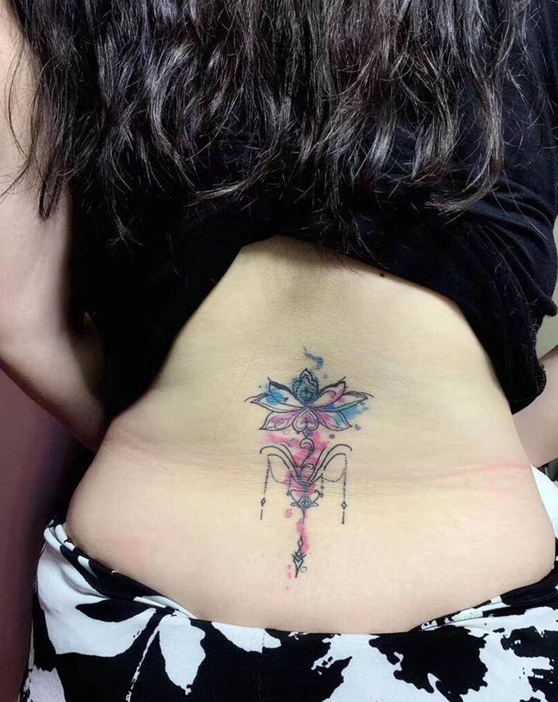 水彩修改纹身图片_臀部背部水彩纹身图案