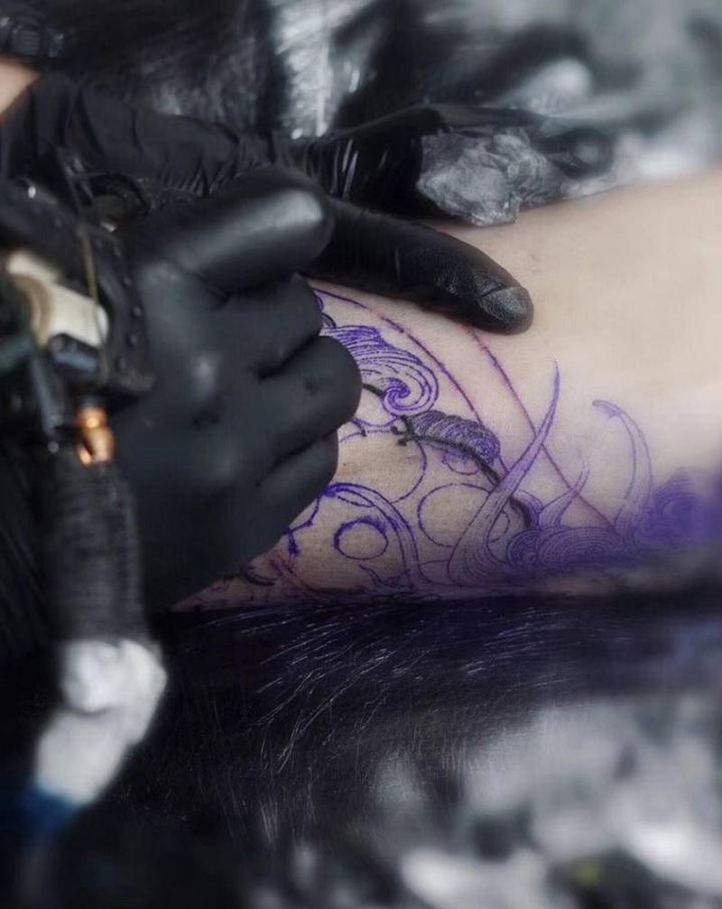 新传统唐狮线条纹身图片_腿部新传统纹身图案