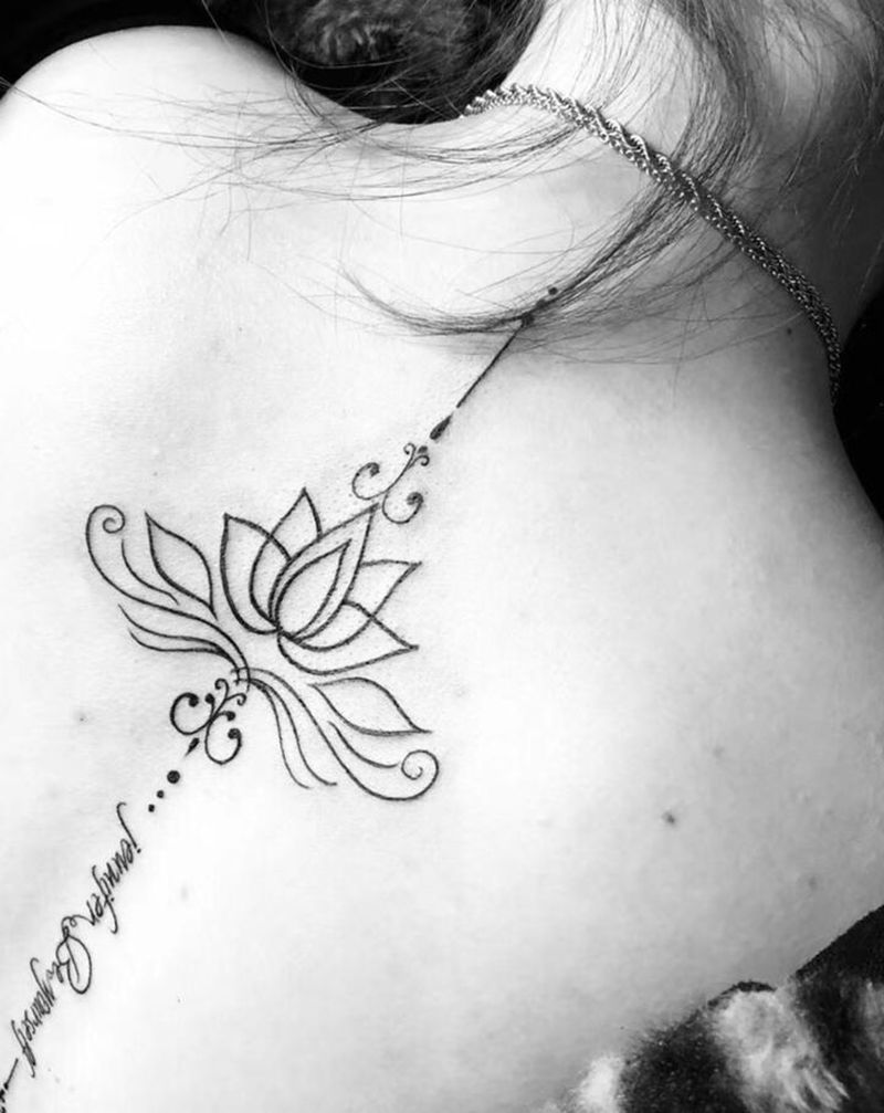 几何莲花纹身图片_背部几何纹身图案