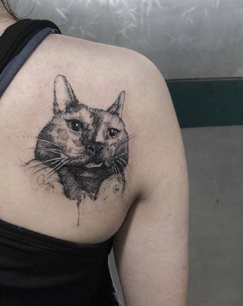 猫咪纹身图片_背部肩部点刺纹身图案