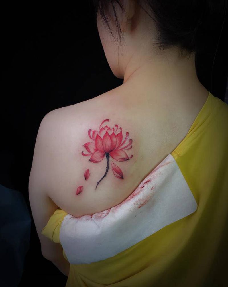 莲花纹身图片_臀部纹身图案