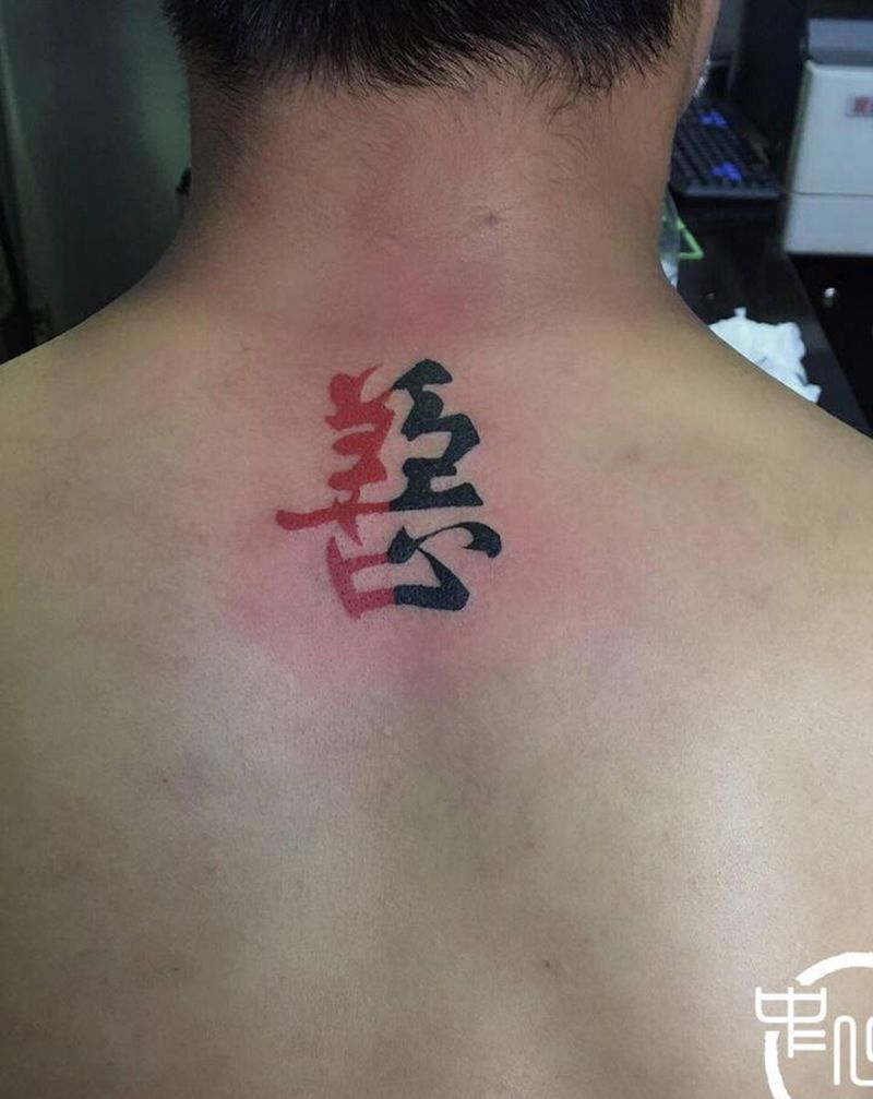 字纹身图片_背部纹身图案