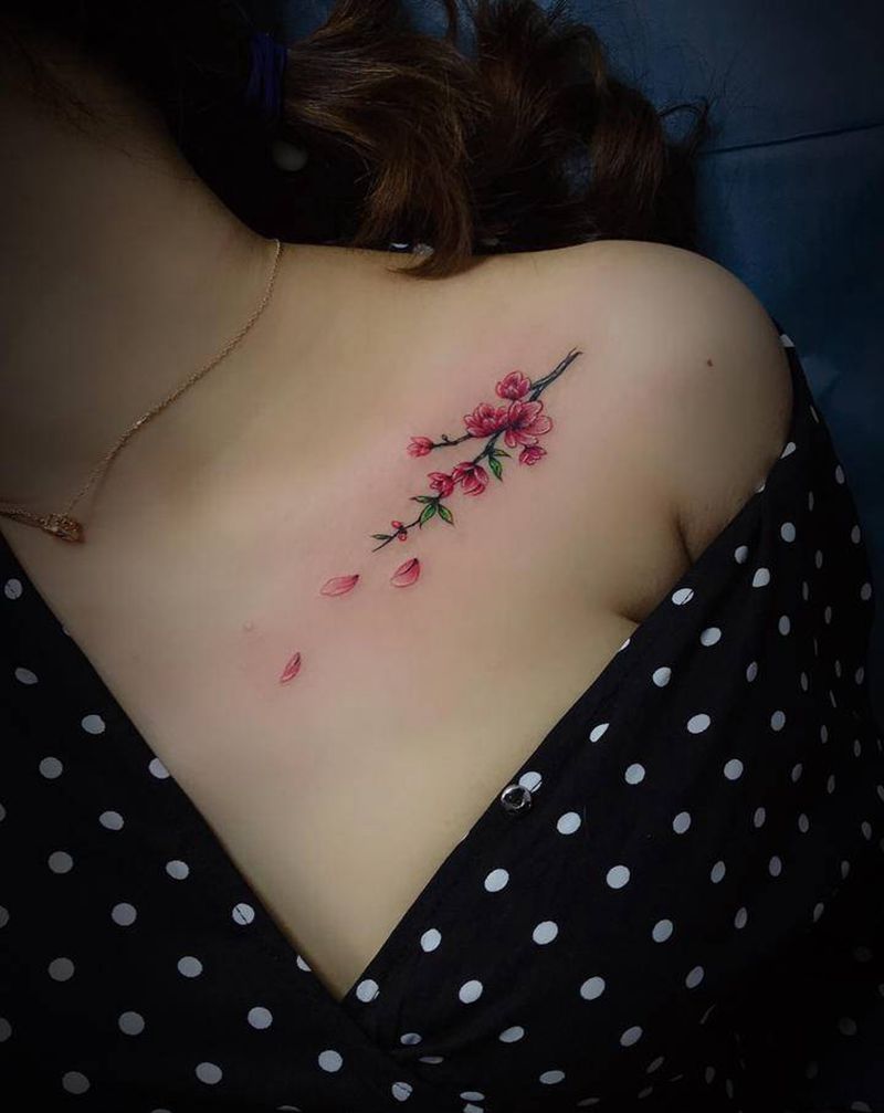 桃花纹身图片_胸部纹身图案