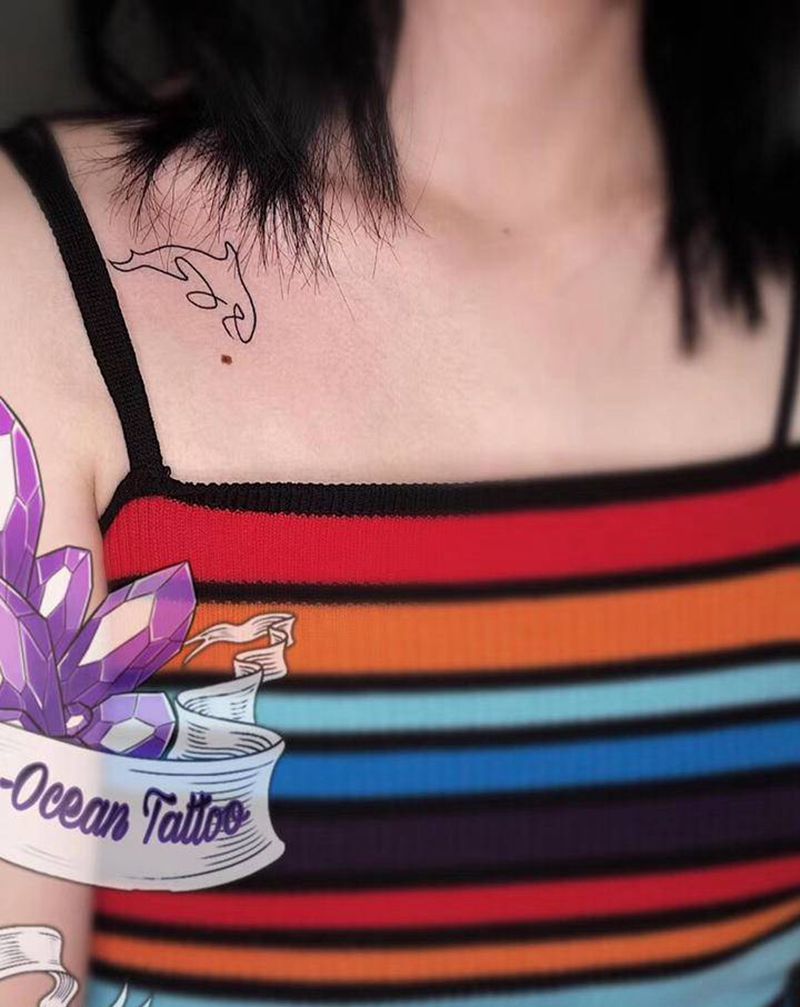 小海豚一枚纹身图片_手臂图腾纹身图案