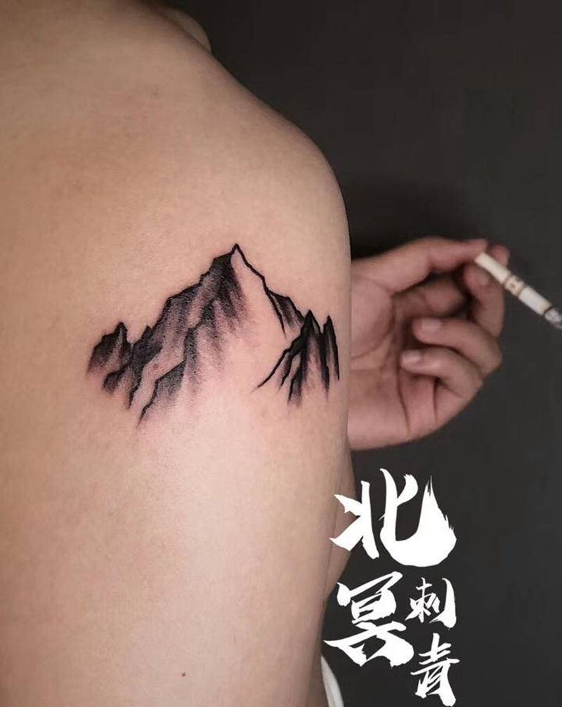 山纹身图片_手臂水彩纹身图案