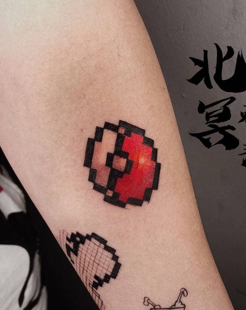 像素风精灵球纹身图片_手部手臂纹身图案