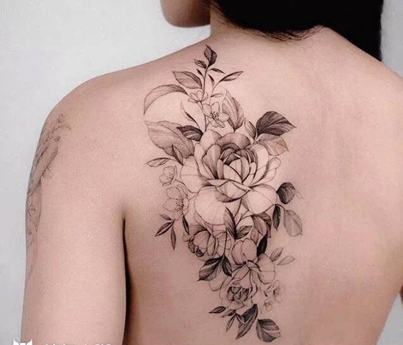 素花纹身图片_背部素花纹身图案