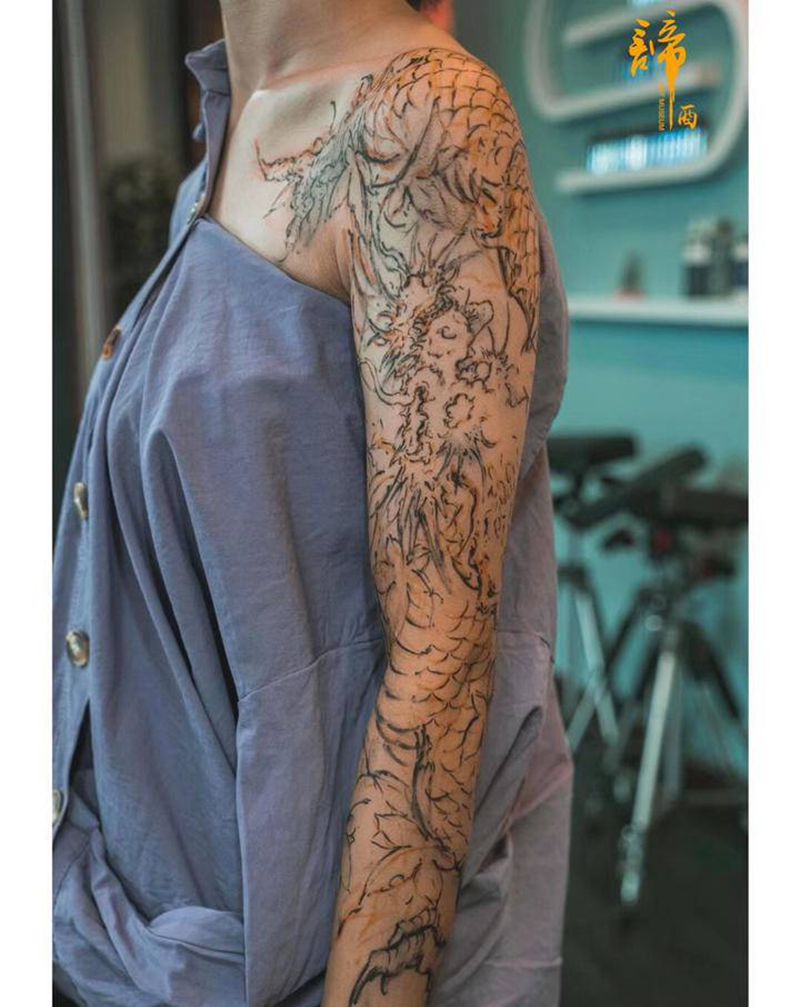 新传统龙纹身图片_手臂新传统纹身图案