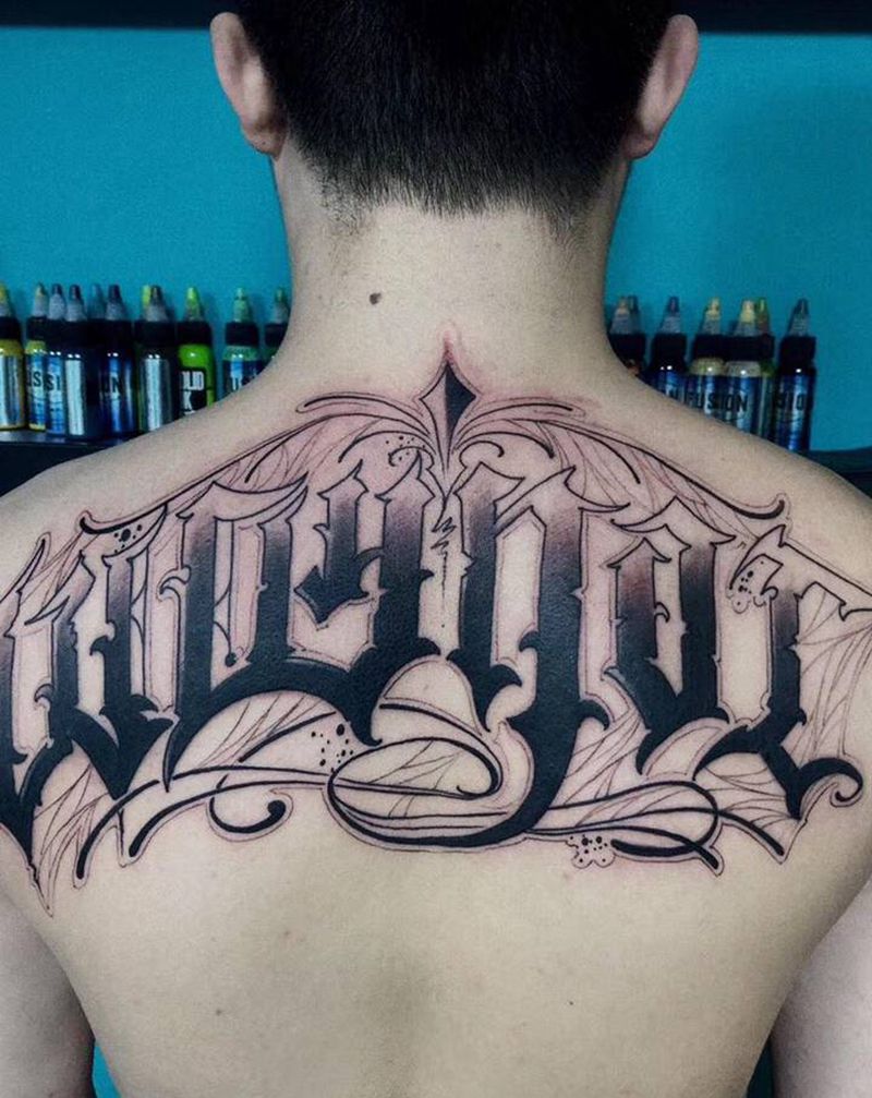 花体字纹身图片_背部纹身图案