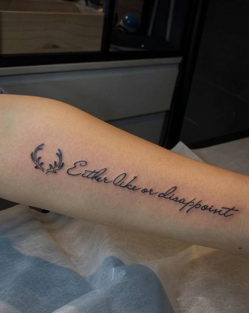 小字母纹身图片_手臂字母纹身图案