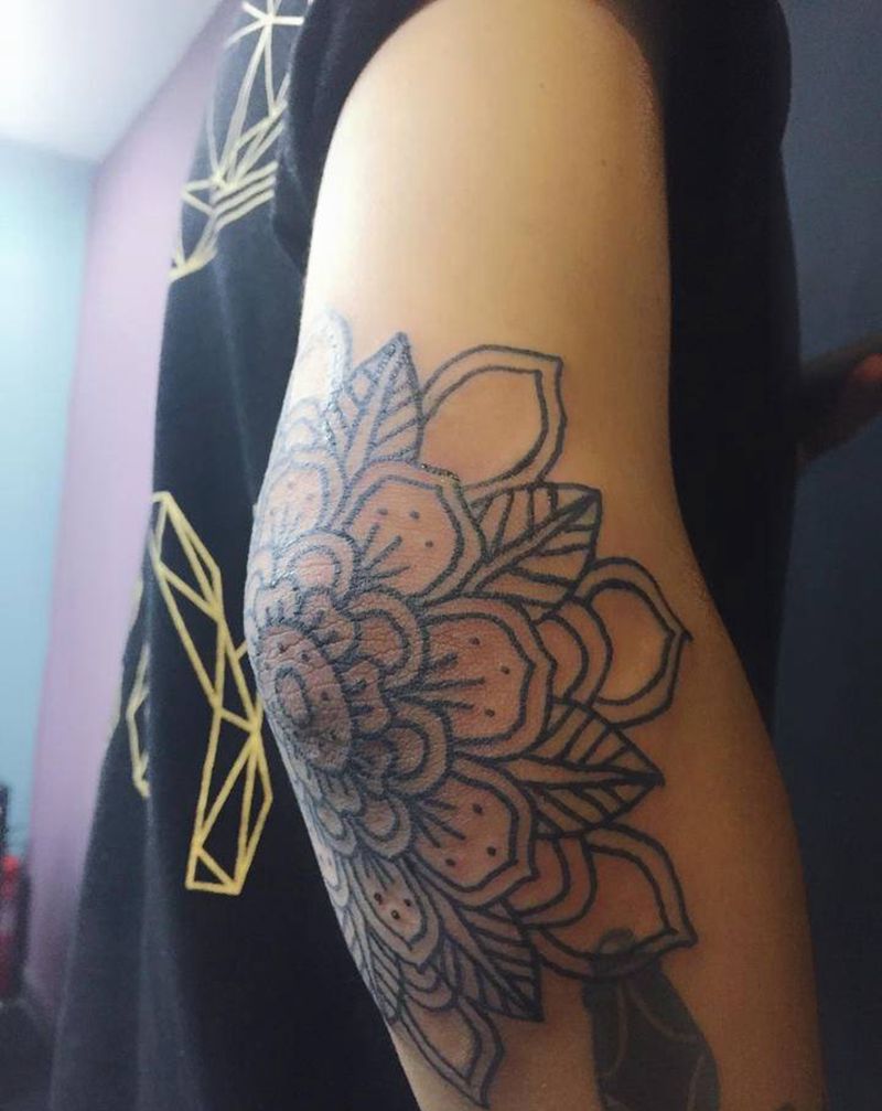 肘花纹身图片_手臂几何点刺纹身图案