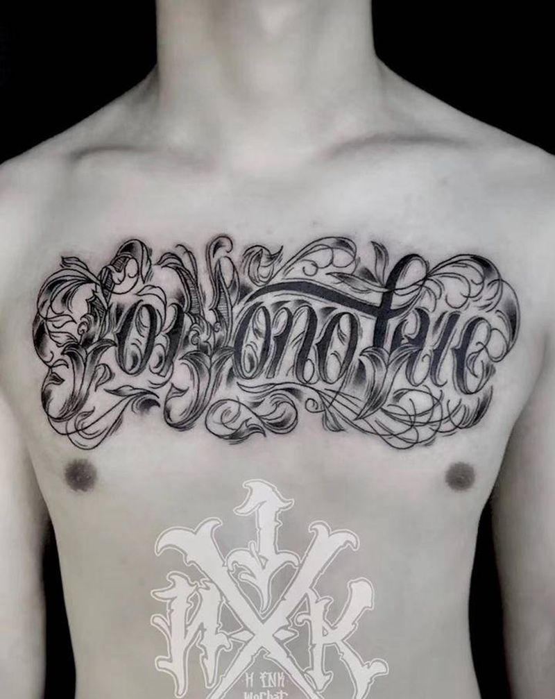 奇卡诺花体字胸口纹身图片_胸部花体字奇卡诺花胸纹身图案