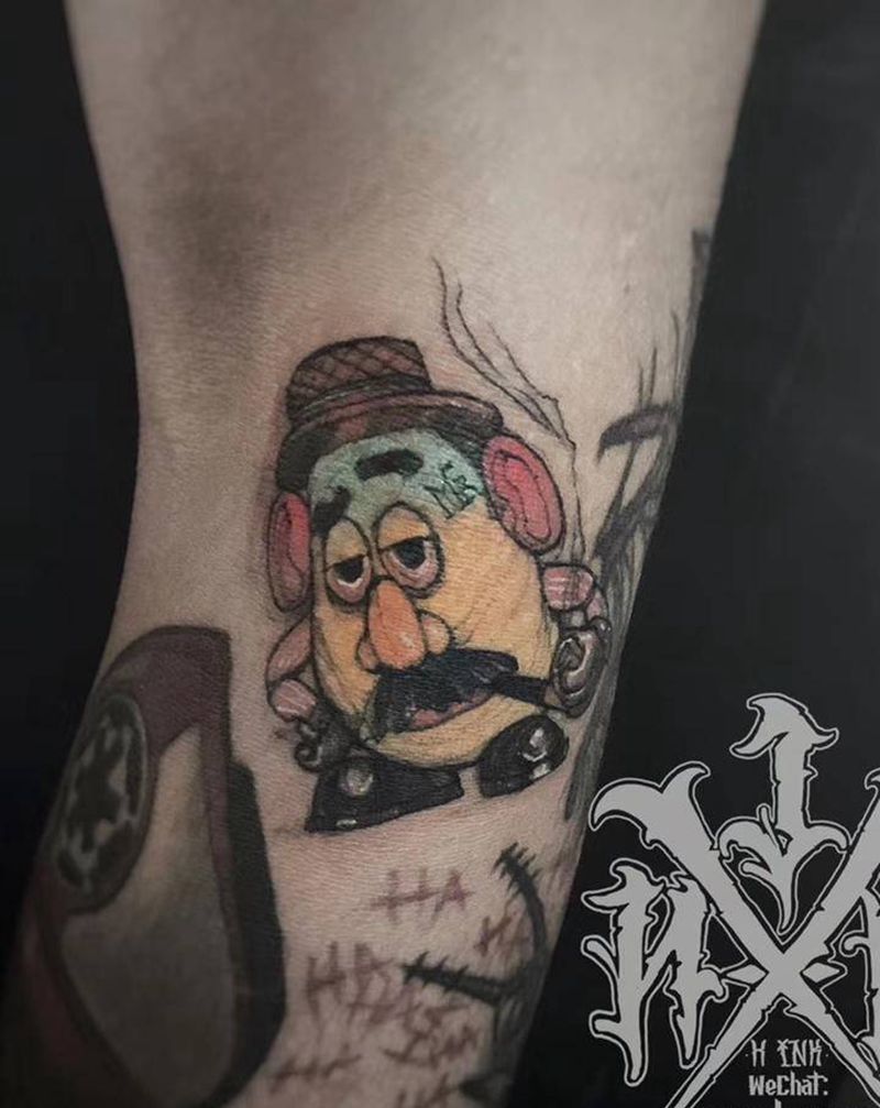 小臂拼接 玩具总动员 土豆先生纹身图片_手臂New School水彩土豆先生玩具总动员卡通纹身图案