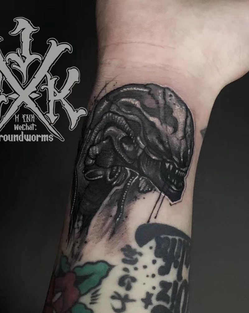 小臂拼接 手腕 异形纹身图片_手臂欧美写实New School手腕异形暗黑纹身图案
