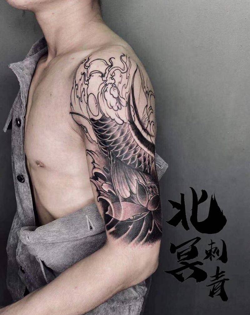 大臂锦鲤纹身图片_手臂新传统纹身图案