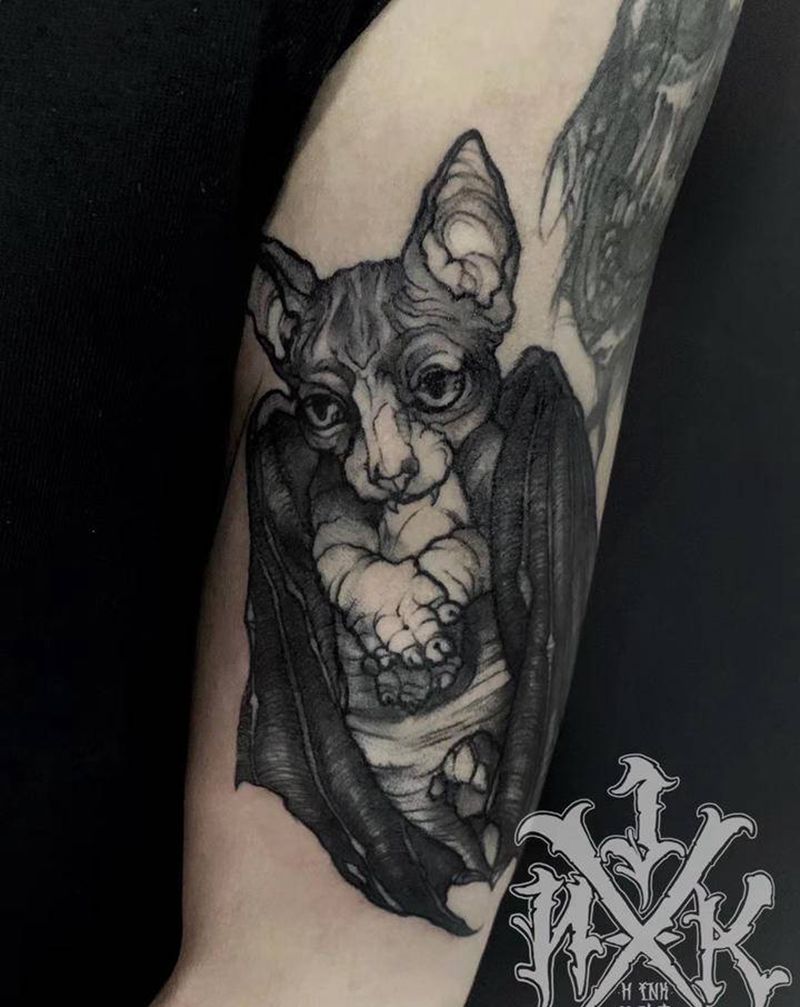 大臂拼接 无毛猫 蝙蝠纹身图片_手臂New School点刺无毛猫蝙蝠暗黑纹身图案