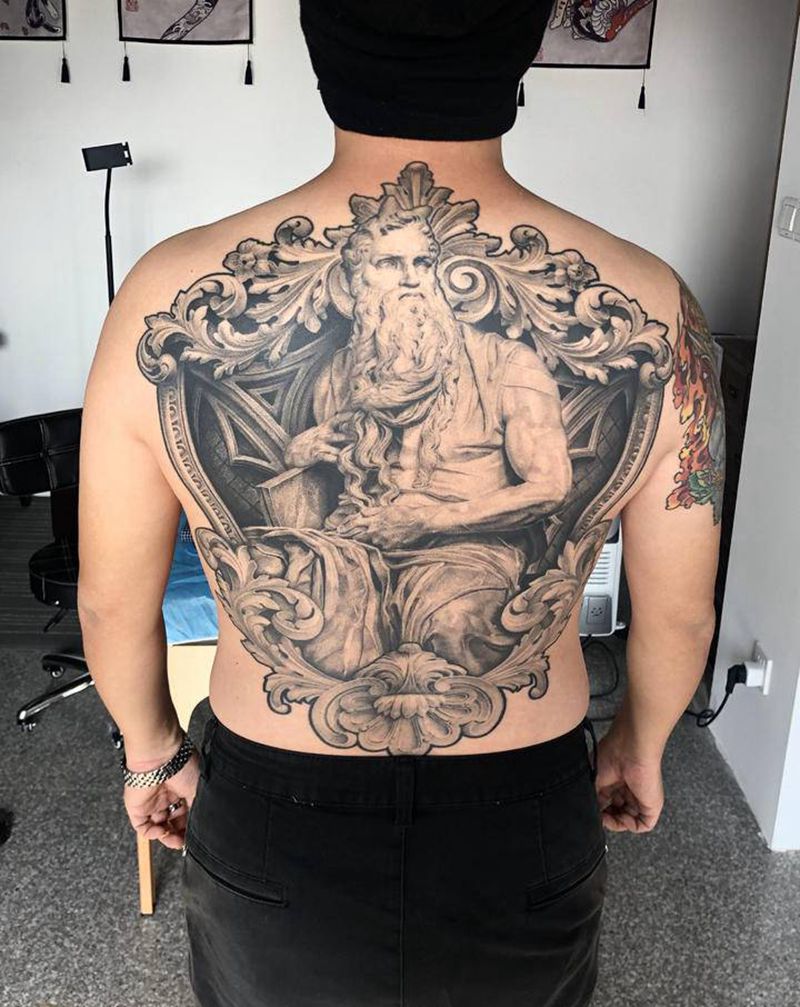 点刺摩西纹身图片_背部欧美写实点刺纹身图案