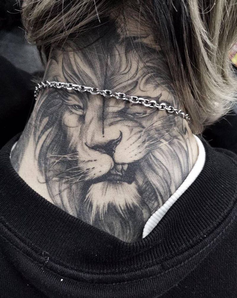 狮子纹身图片_颈部欧美写实水墨纹身图案