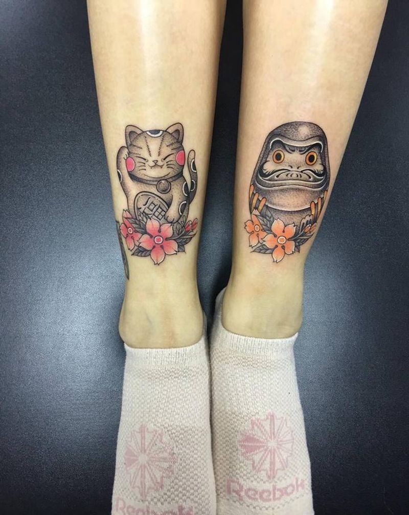 招财猫达摩蛋纹身图片_腿部点刺New School纹身图案