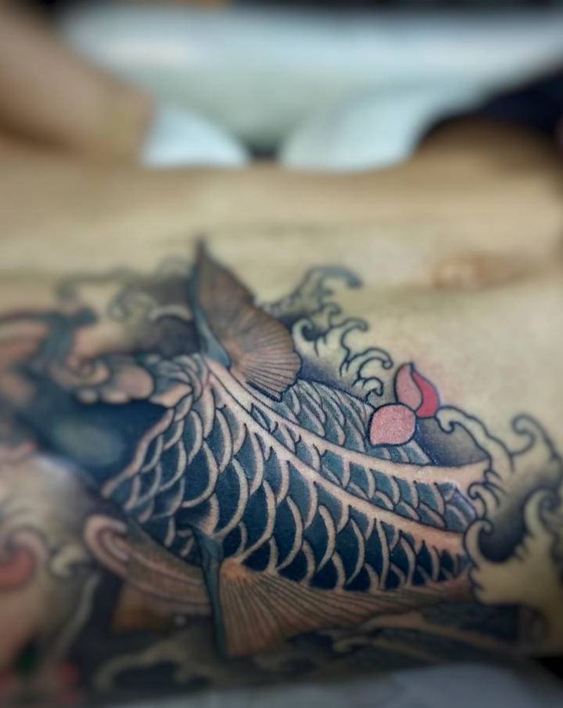 传统与鱼纹身图片_腰部新传统纹身图案