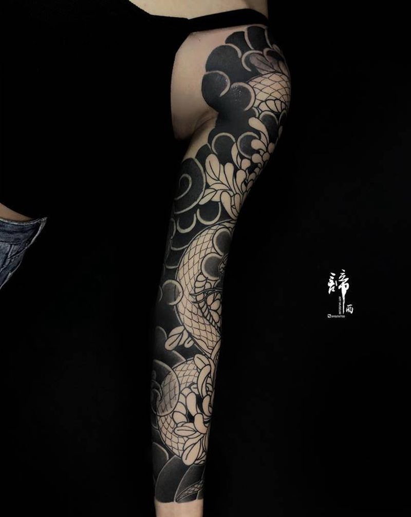 老传统菊花蛇花臂纹身图片_手臂老传统纹身图案