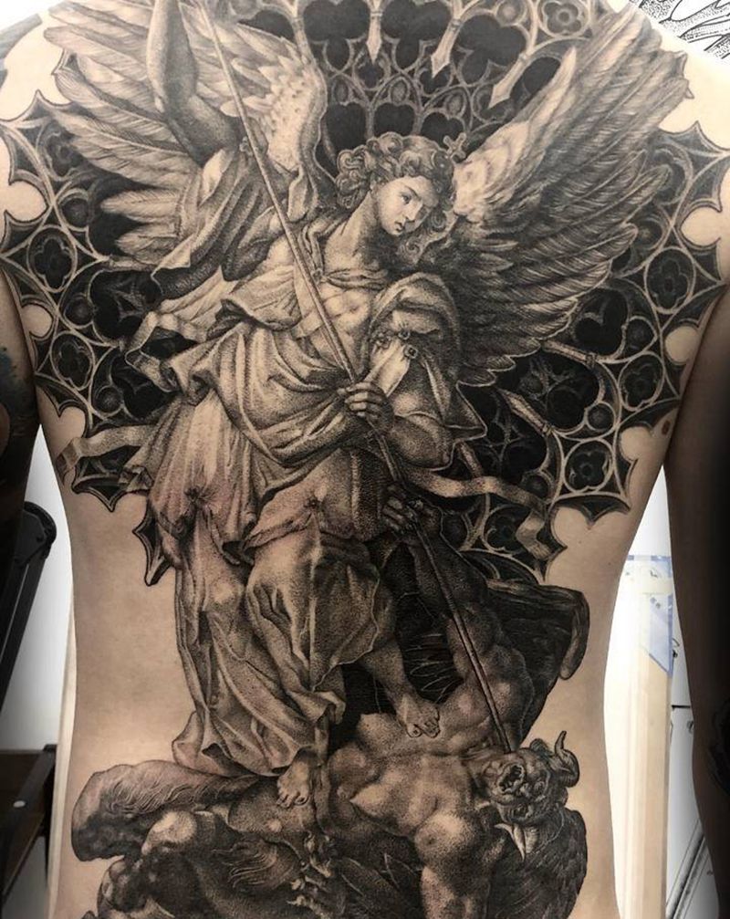 狩猎恶魔纹身图片_背部点刺欧美写实纹身图案