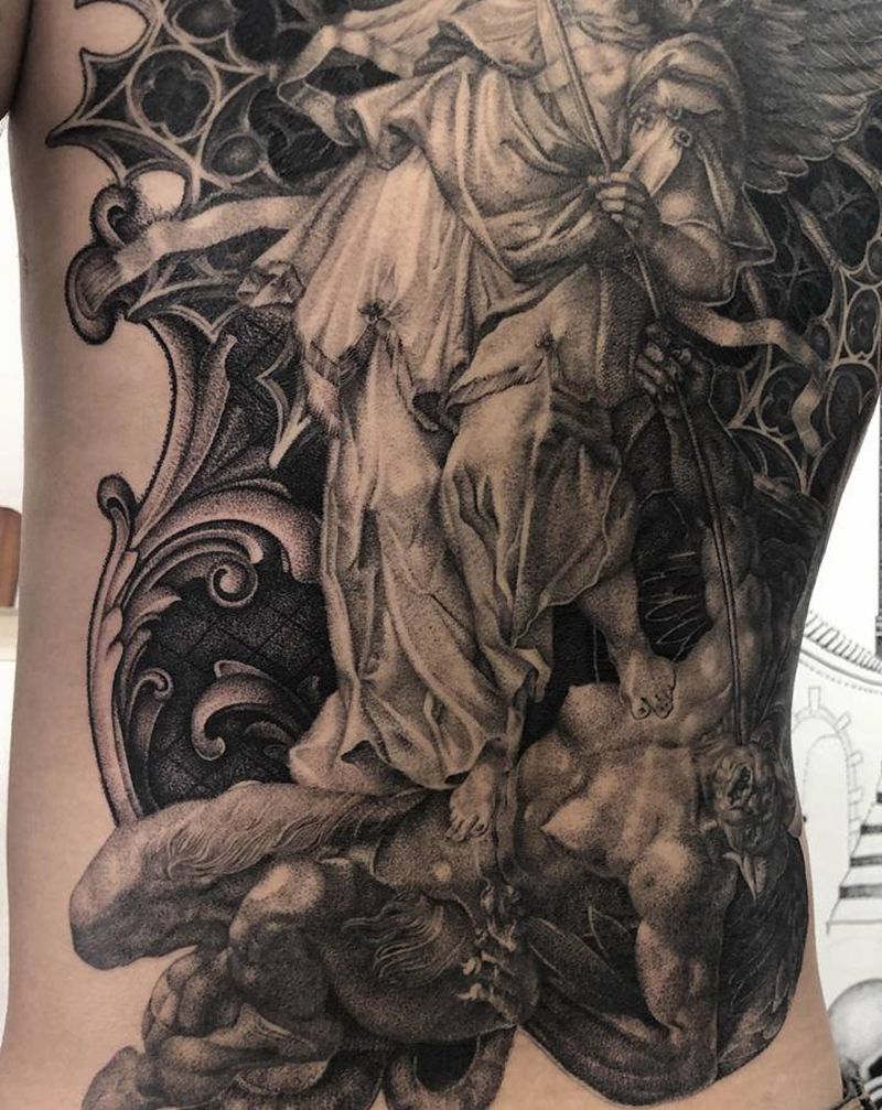 局部纹身图片_背部欧美写实点刺纹身图案