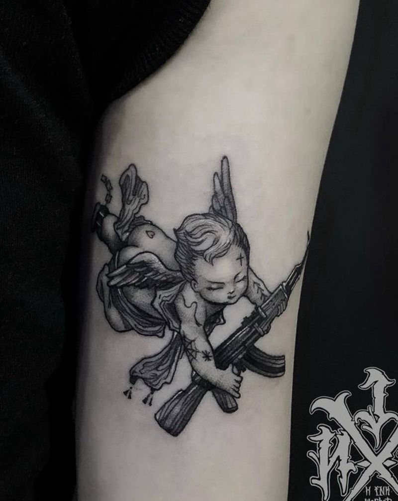 大臂内侧 暗黑 小天使纹身图片_手臂New School欧美写实暗黑天使枪纹身图案
