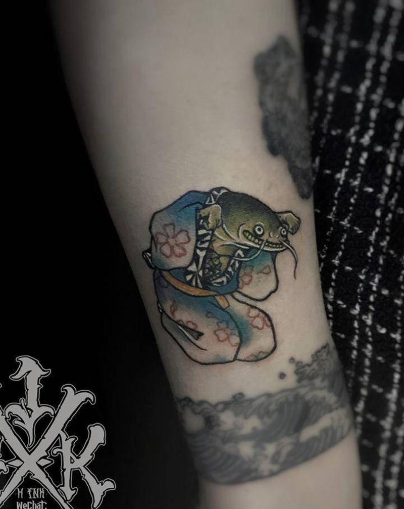 小臂 日式 鲶鱼纹身图片_手臂新传统New School日式鲶鱼鱼纹身图案