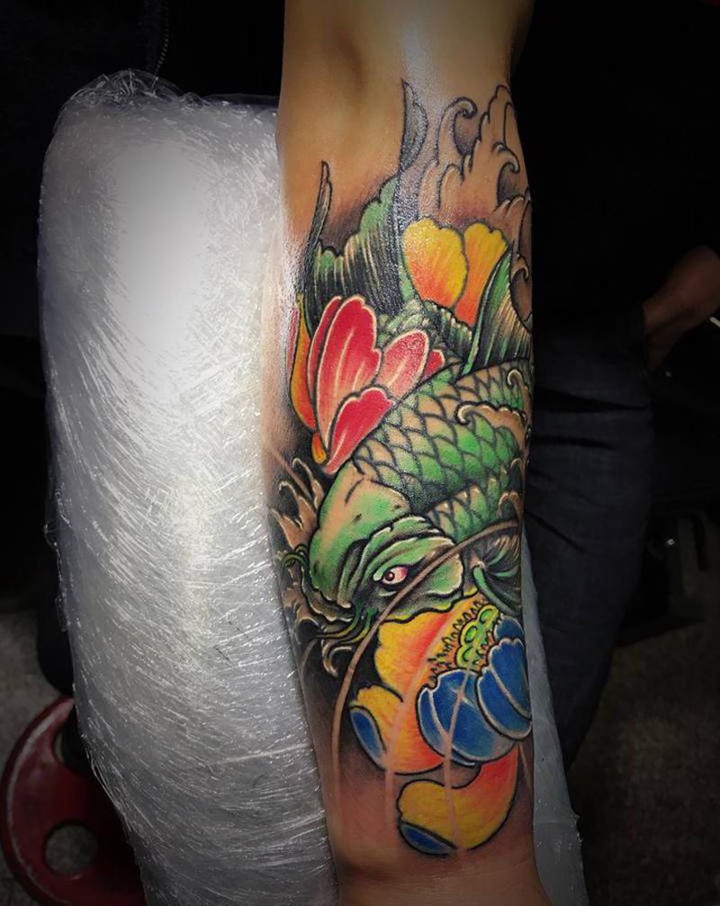 荷花鲤鱼纹身图片_手臂新传统纹身图案