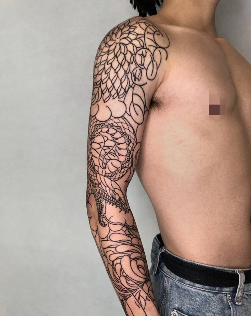 老传统菊花蛇花臂纹身图片_手臂老传统纹身图案