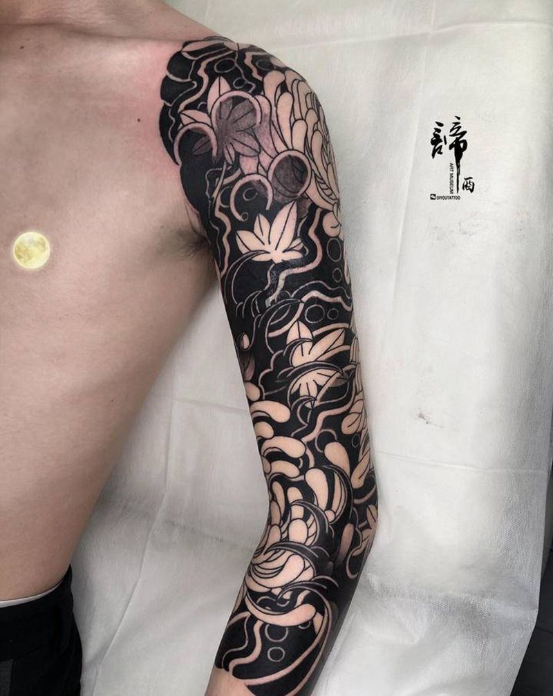 老传统七分袖花臂菊花枫叶纹身图片_手臂老传统纹身图案