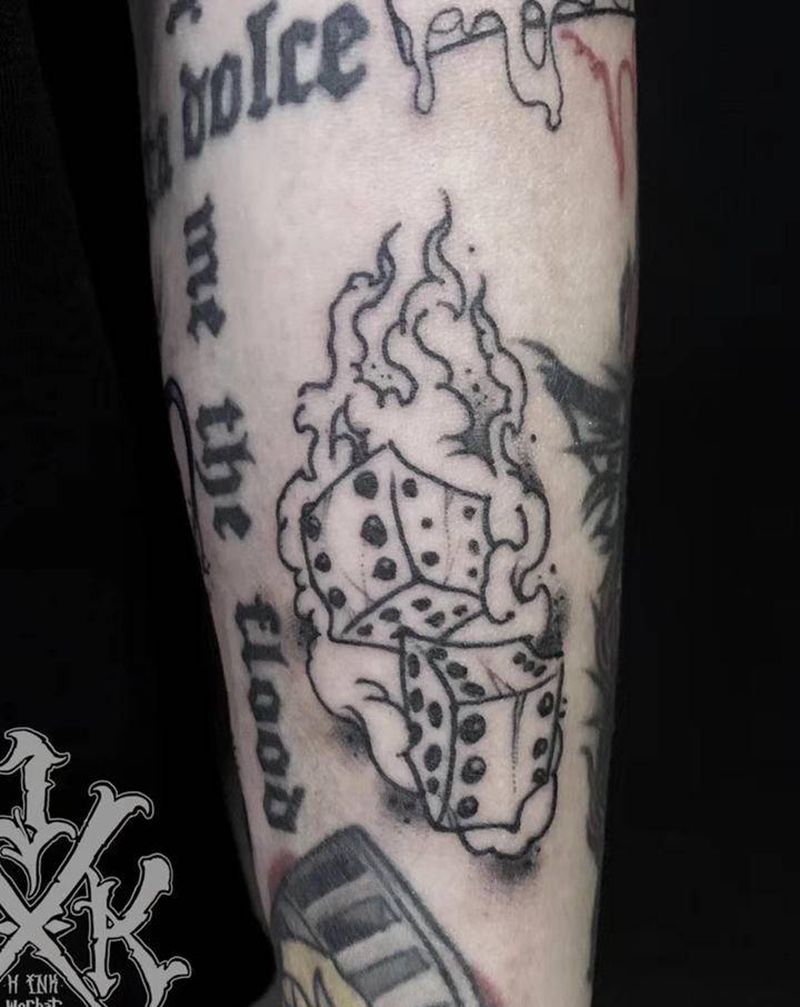 小臂拼接 割线纹身图片_手臂New School食人鱼骰子披萨纹身图案