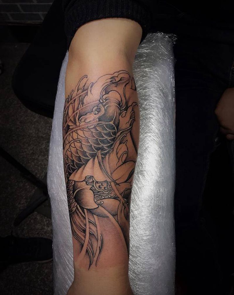 小臂鲤鱼莲花纹身图片_手臂纹身图案