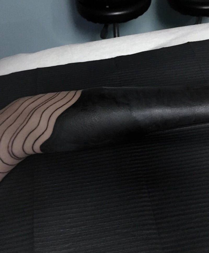 黑臂纹身图片_手臂几何欧美写实纹身图案