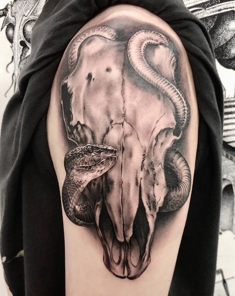 牛蛇纹身图片_手臂欧美写实纹身图案