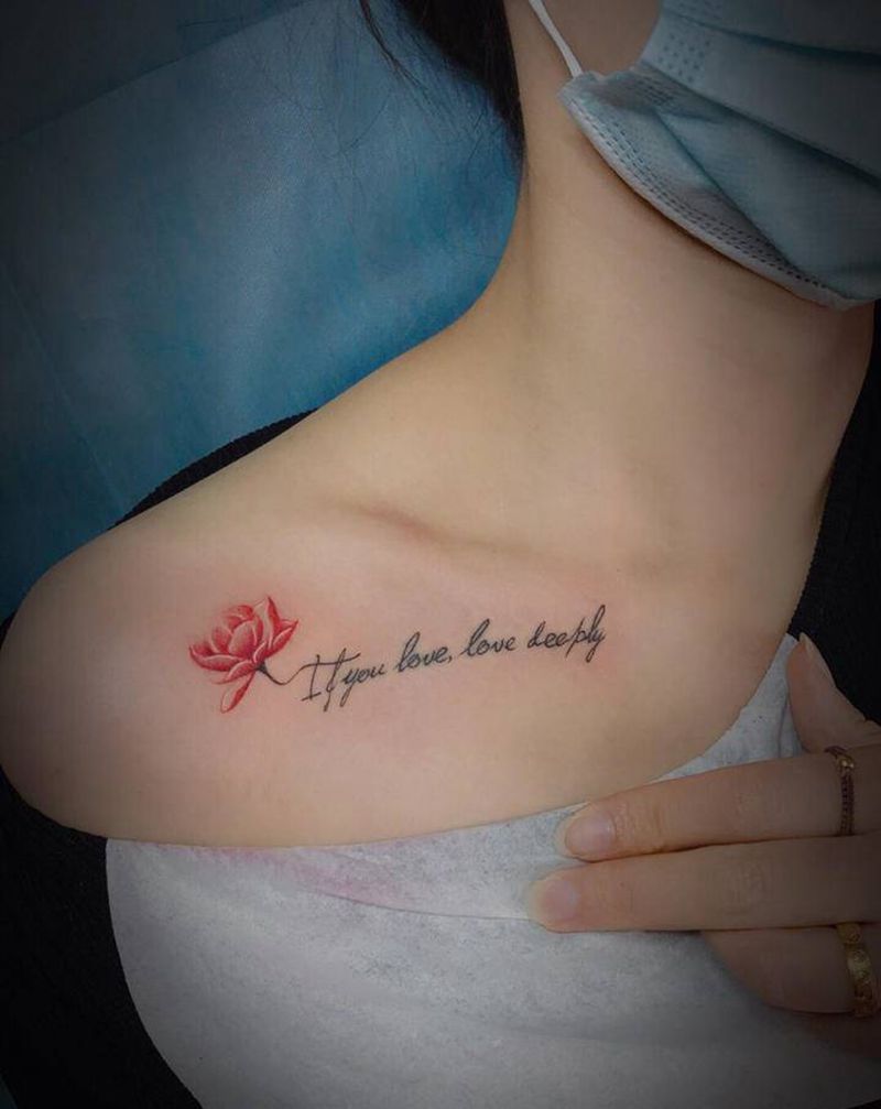 锁骨莲花字母纹身图片_胸部纹身图案