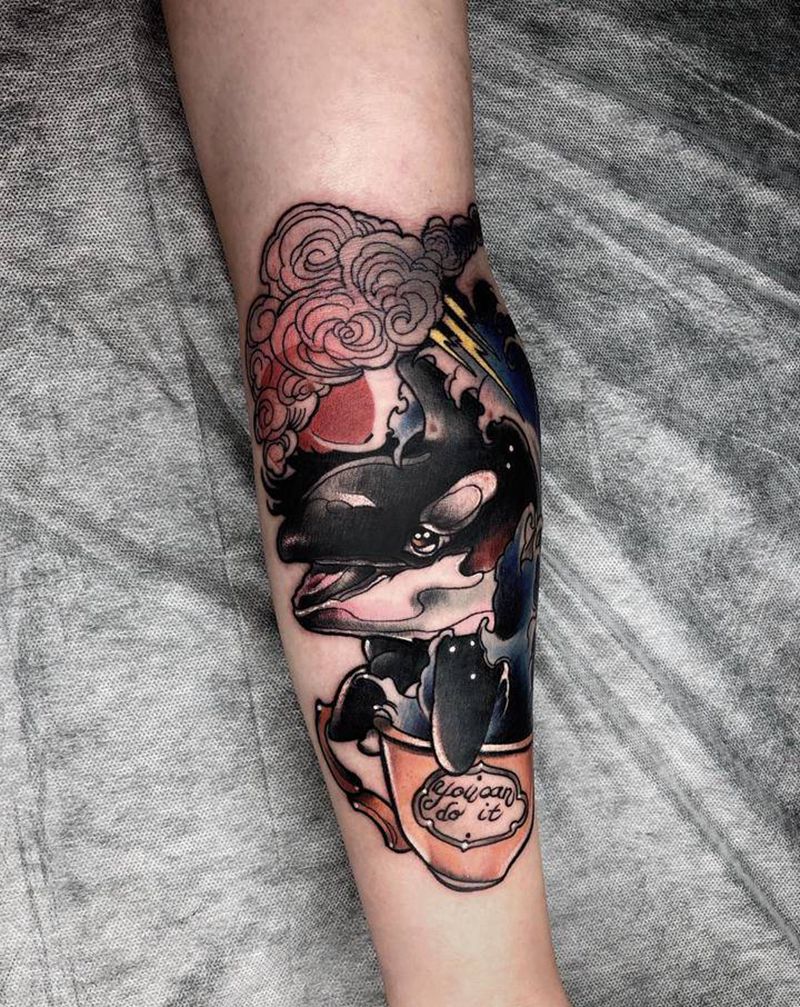 小海豚遮盖字母纹身图片_手臂纹身图案