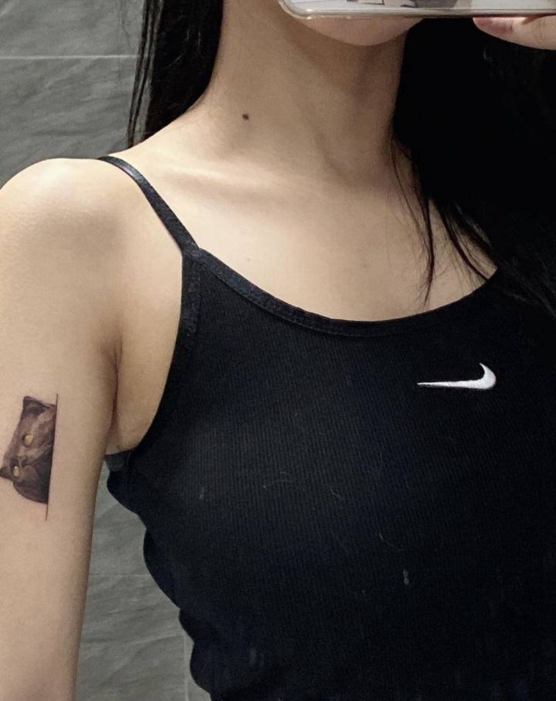 小猫咪纹身图片_手部点刺欧美写实纹身图案