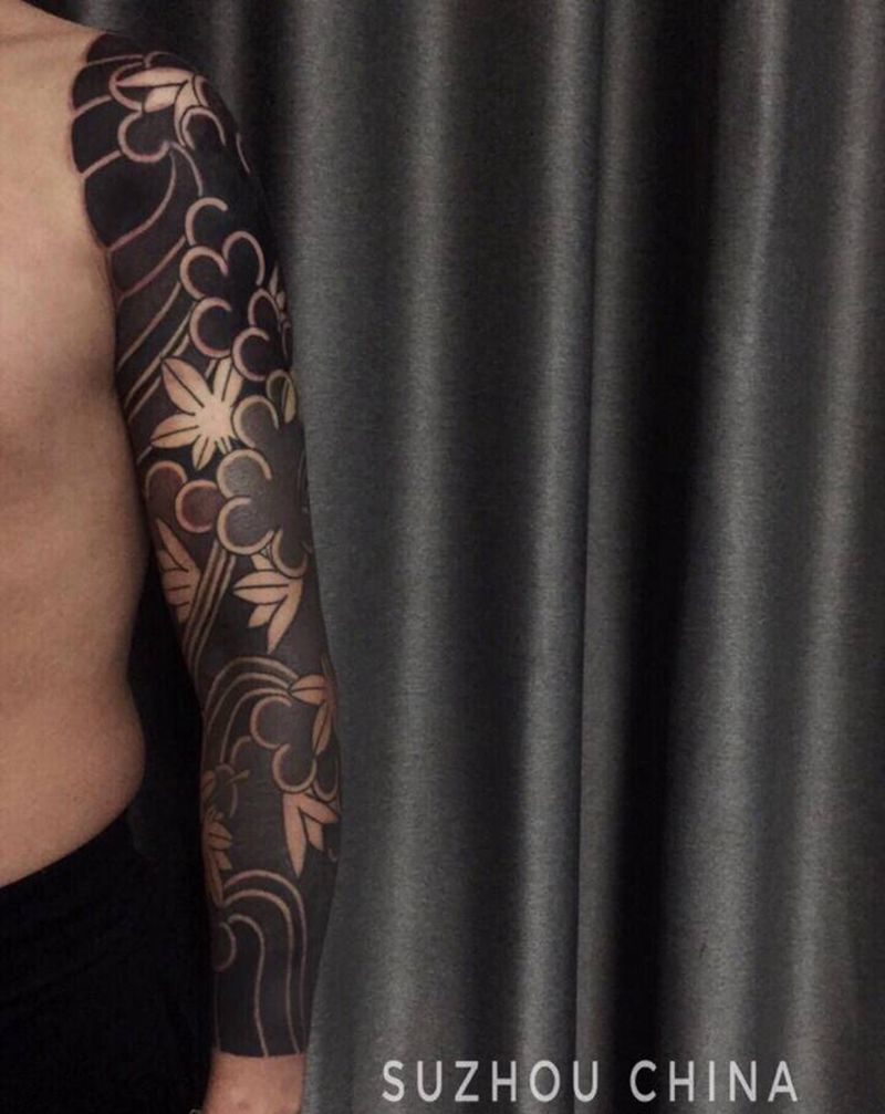 老传统枫叶花臂纹身图片_手臂肩部老传统新传统纹身图案