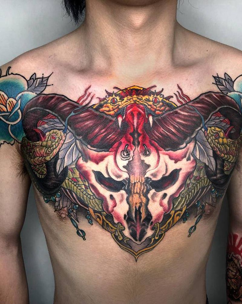 白骨羊角纹身图片_胸部纹身图案