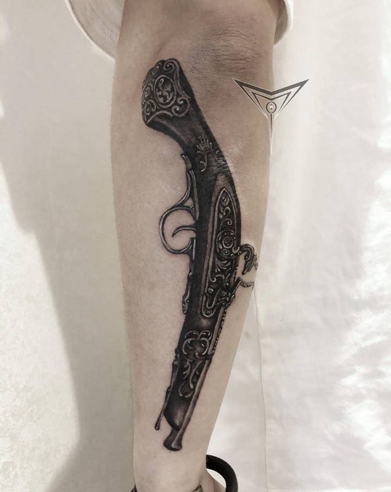 手枪纹身图片_手臂欧美写实纹身图案