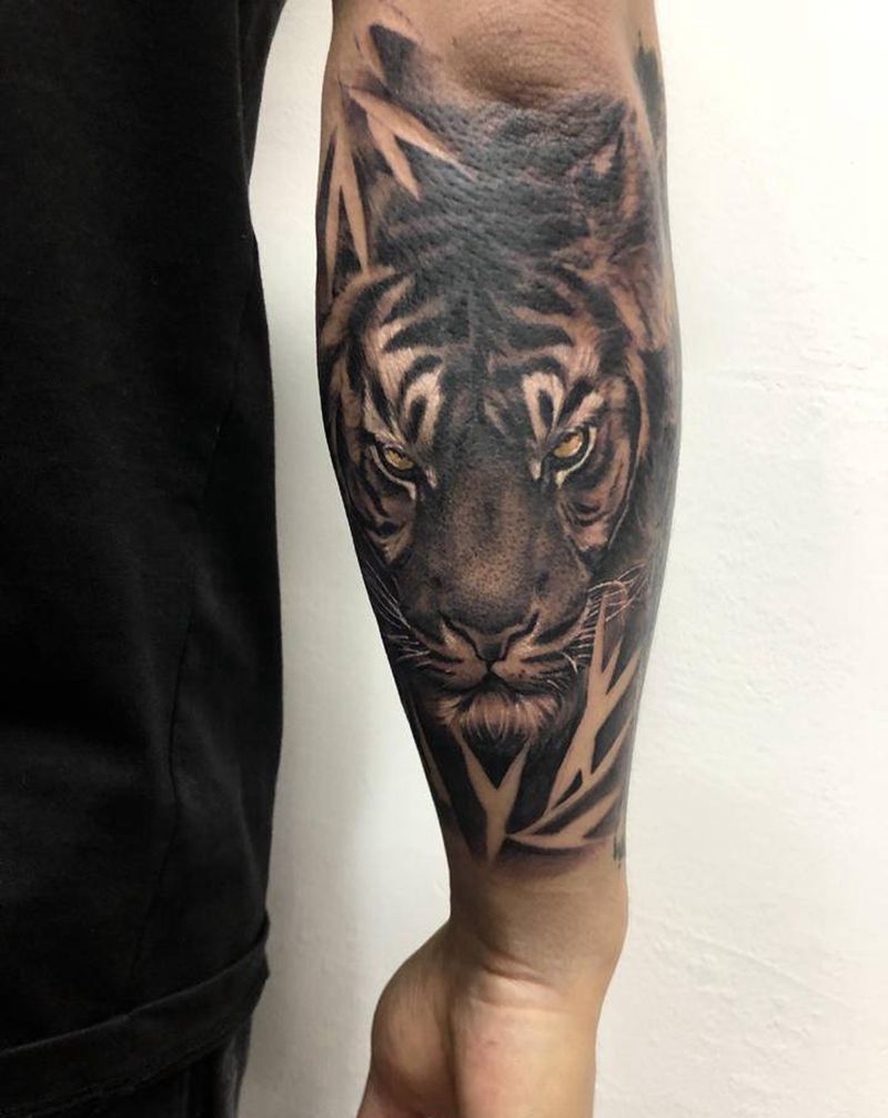 虎纹身图片_手臂欧美写实纹身图案