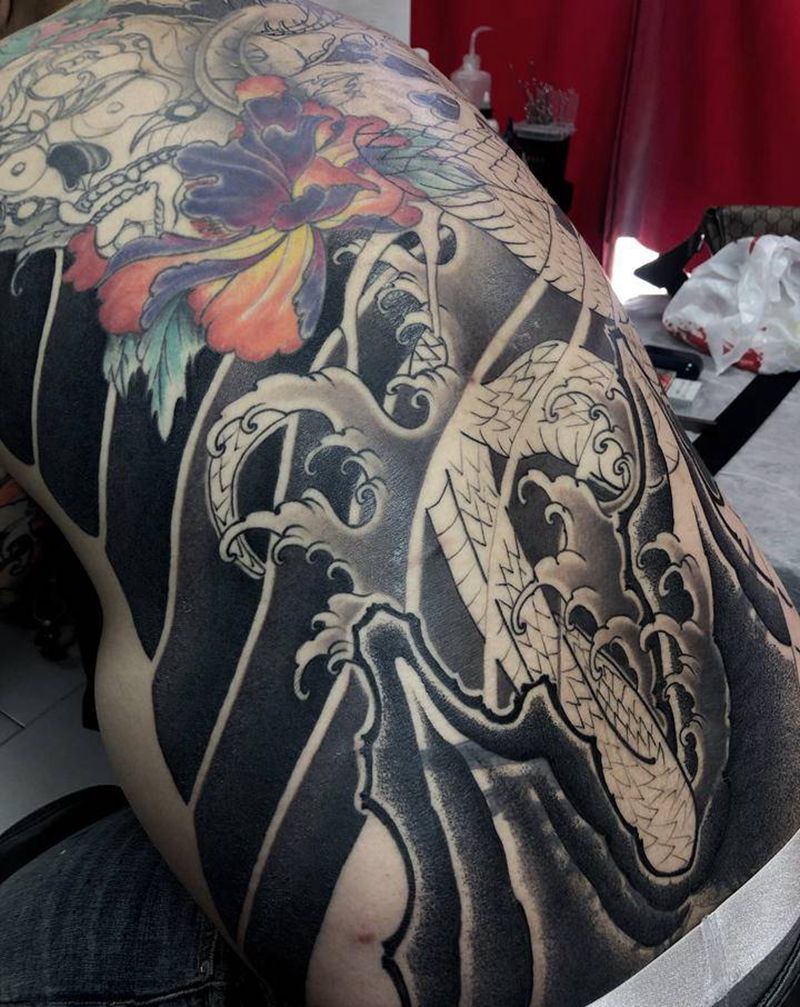 添加纹身图片_背部纹身图案